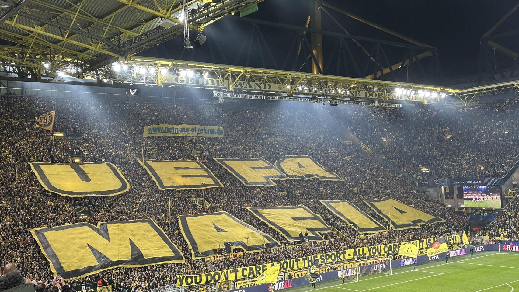 Protesta de la afición del Dortmund.