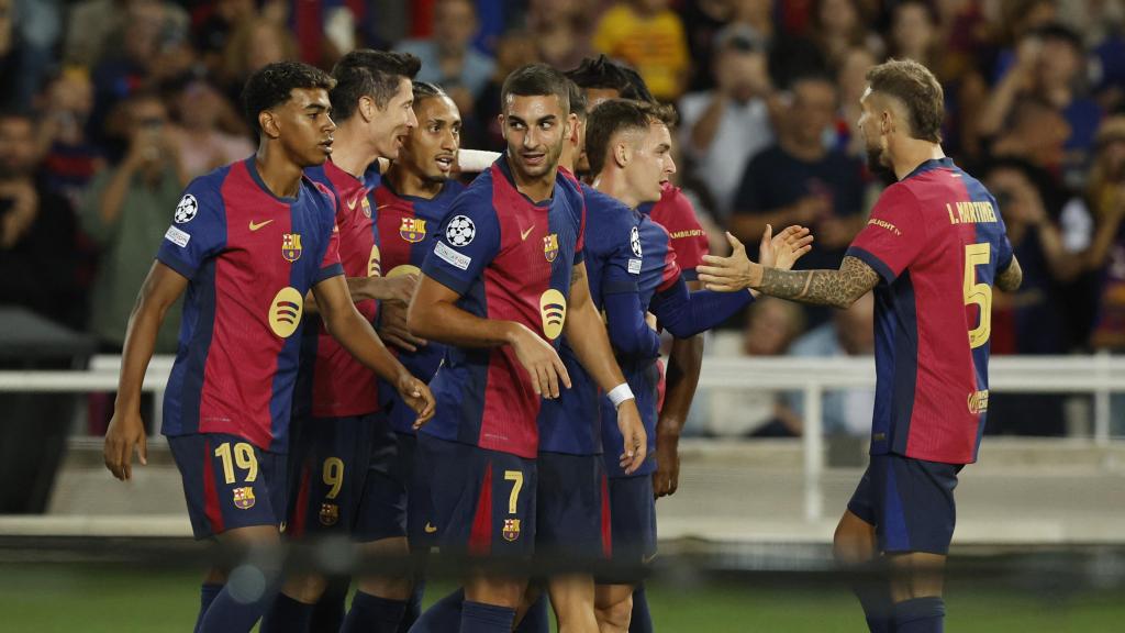 Los jugadores del FC Barcelona celebran el gol de Lewandowski.