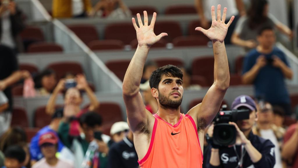 Carlos Alcaraz celebra en el ATP de Pekín