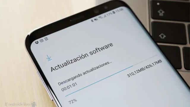 Un móvil actualizando la versión del sistema operativo