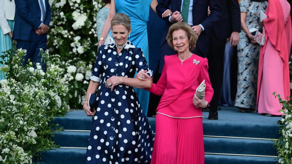 La infanta Elena y la reina Sofía en la boda de Teodora de Grecia.