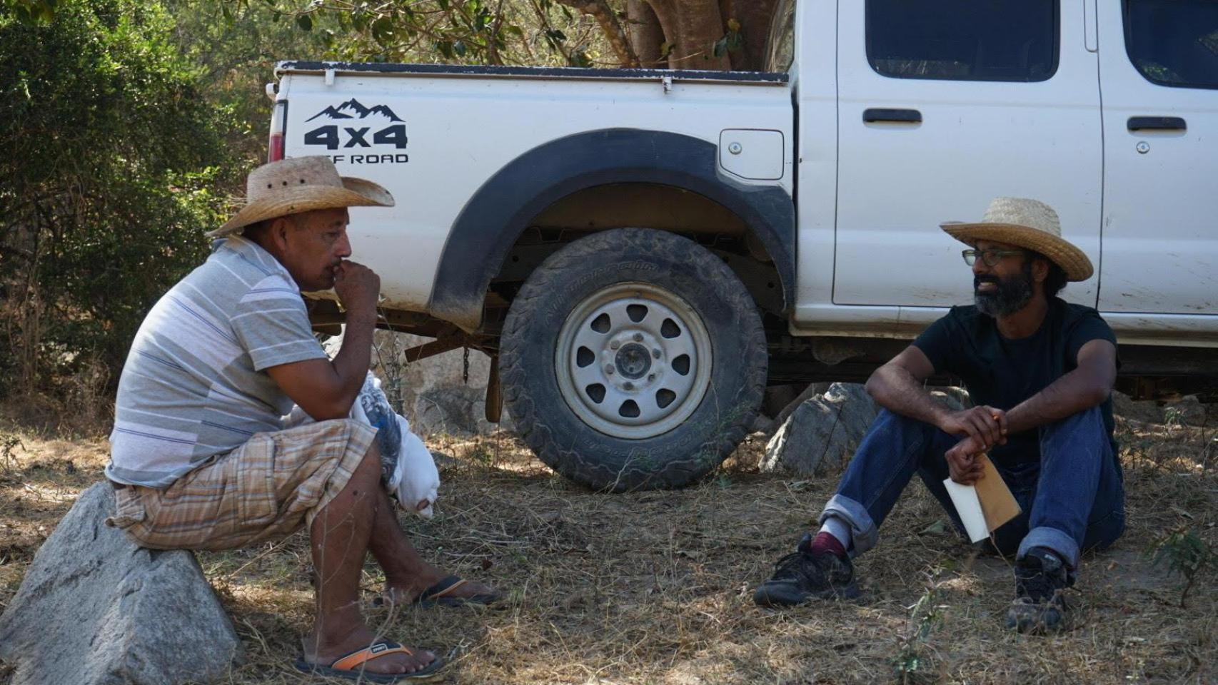 Anjan Sundaram (derecha) entrevistando a un líder indígena en Oaxaca (México)