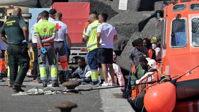 Varios migrantes llegan exhaustos a El Hierro tras varias horas de travesía.