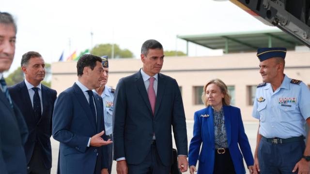 El presidente del Gobierno, Pedro Sánchez, y el presidente de la Junta de Andalucía, Juanma Moreno.