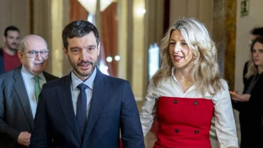 Pablo Bustinduy, ministro de Derechos Sociales, y Yolanda Díaz, vicepresidenta y ministra de Trabajo, en el Congreso.