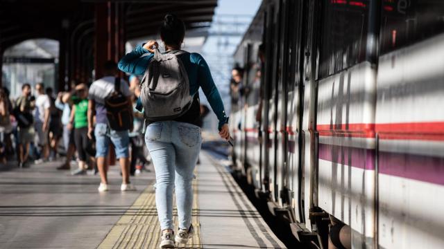 Un viajero en la estación de Chamartín.