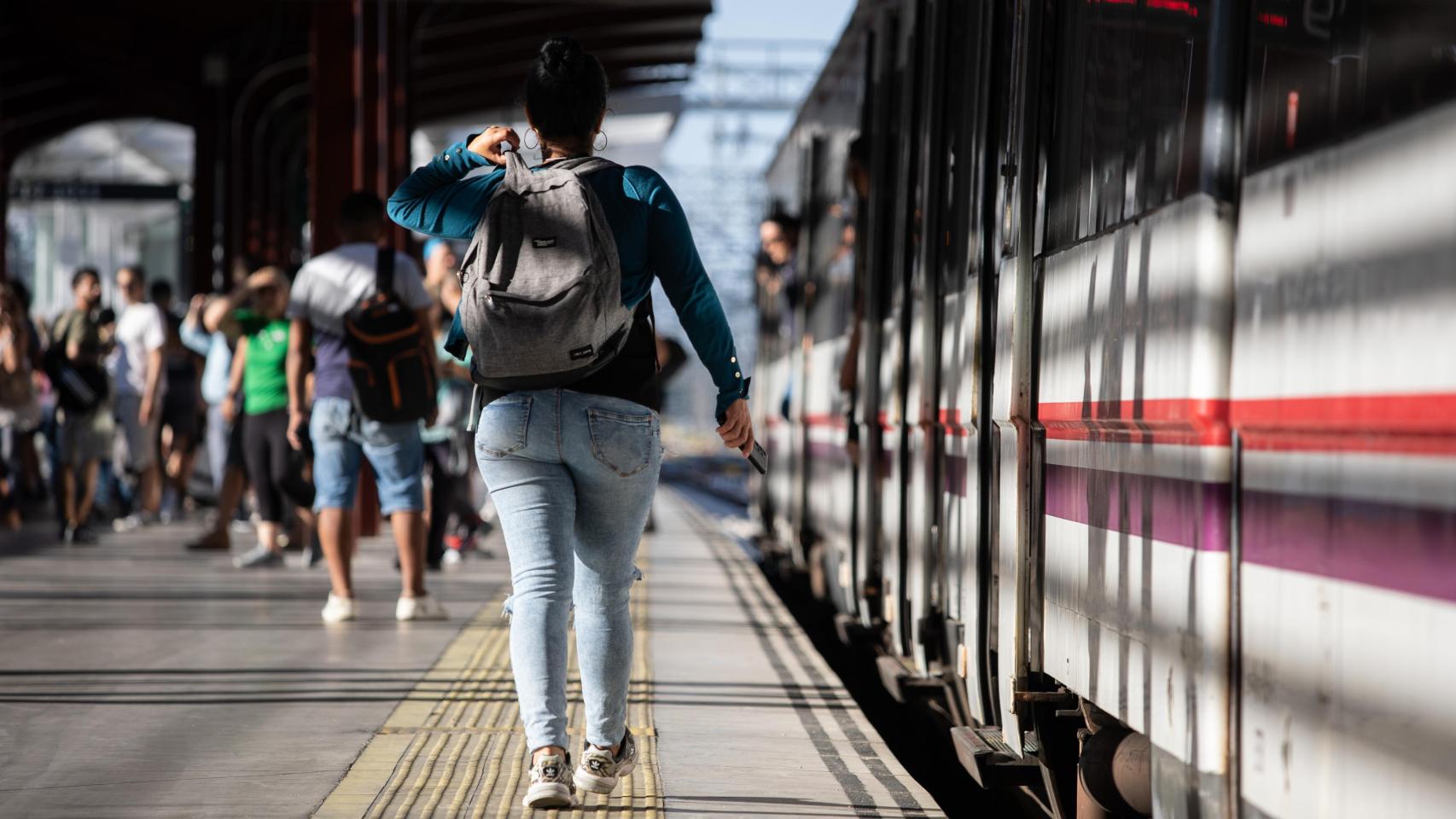 Un viajero en la estación de Chamartín.