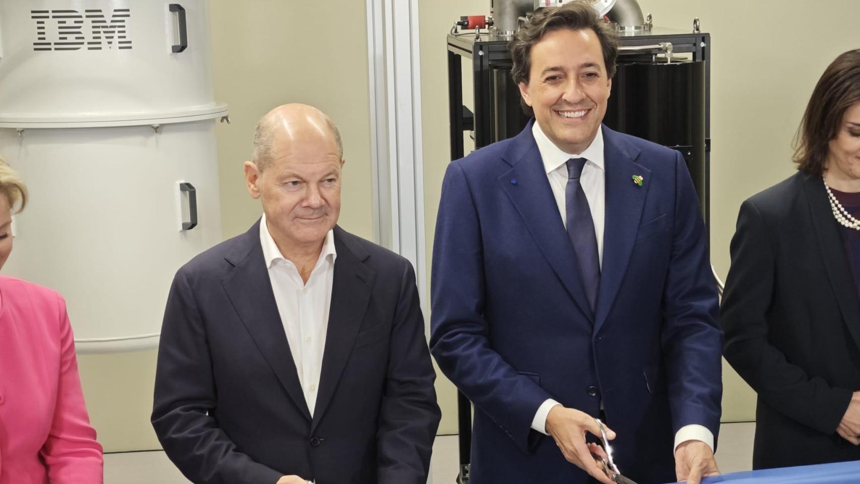 El canciller alemán Olaf Scholz y Darío Gil (director de IBM Research) durante la inauguración del centro de datos cuántico de IBM en Ehningen.