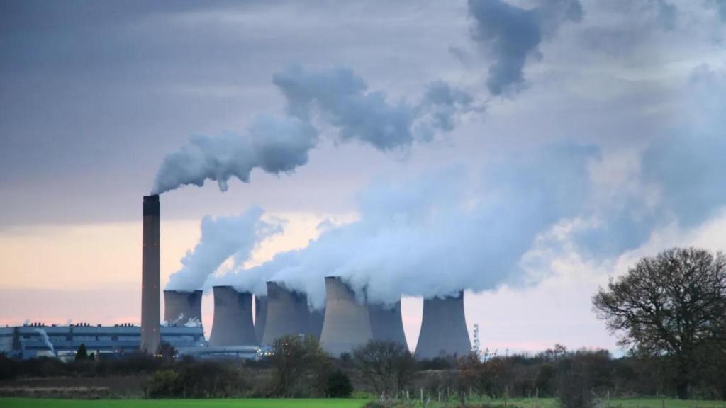 Vapor saliendo de la central eléctrica de Drax, cerca de Selby, Inglaterra