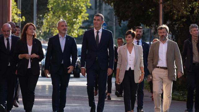 El presidente del Gobierno, Pedro Sánchez (c); la ministra de Vivienda y Agenda Urbana, Isabel Rodríguez (2d), y el alcalde de Barcelona, Jaume Collboni (2i), visitan una promoción de vivienda pública de alquiler asequible, a 30 de septiembre de 2024, en Barcelona.