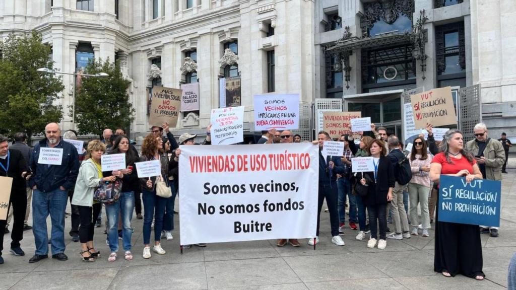 Protesta frente al Ayuntamiento de propietarios de viviendas de uso turístico en Madrid.