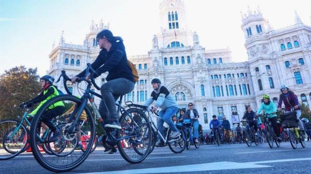 Varias personas en bicicleta participan en una manifestación por la movilidad sostenible.