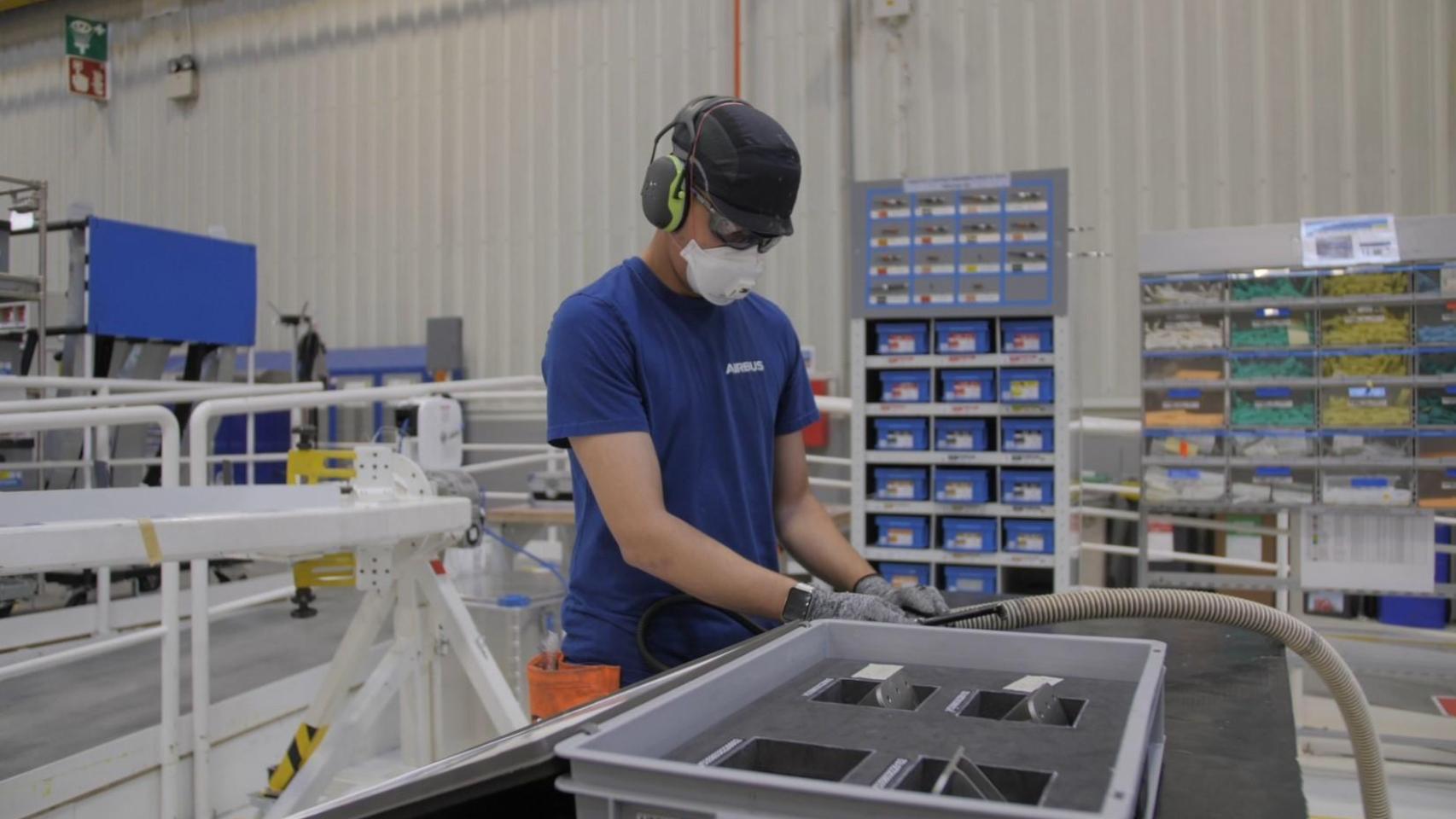 Un estudiante de FP de Airbus trabajando.