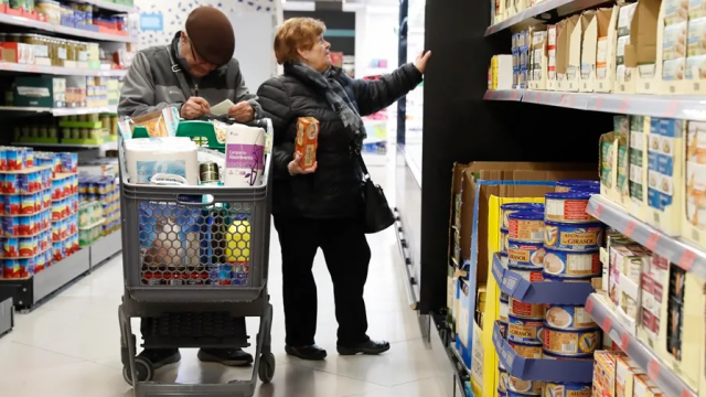 Una pareja de jubilados haciendo la compra.