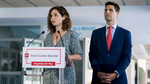 Isabel Díaz Ayuso y  Emilio Viciana Duro, consejero de Educación, Ciencia y Universidades.