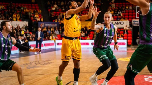 Dylan Osetkowski durante el Filou Ostende de la BCL