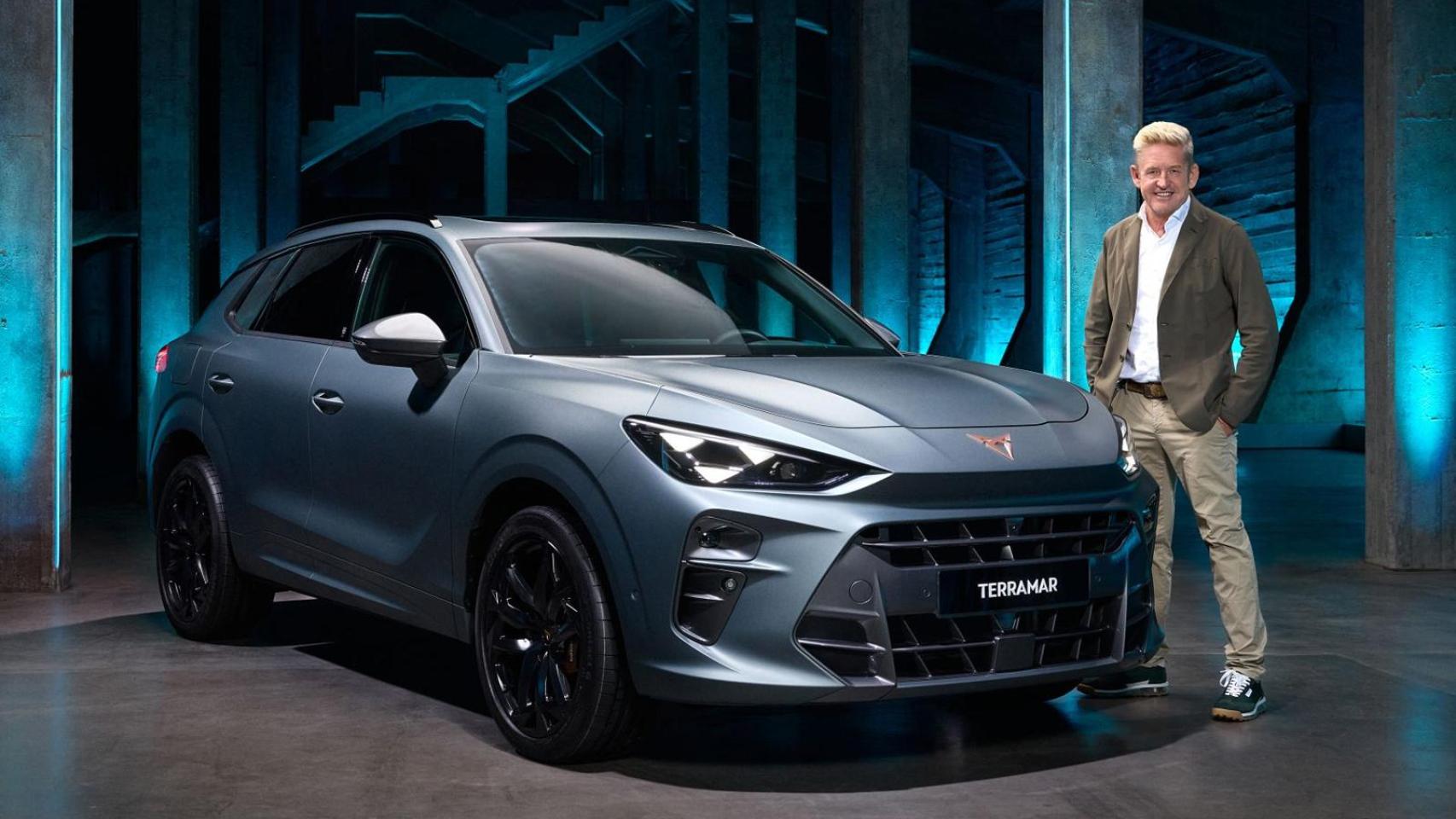 Wayne Griffiths junto con el nuevo Cupra Terramar.