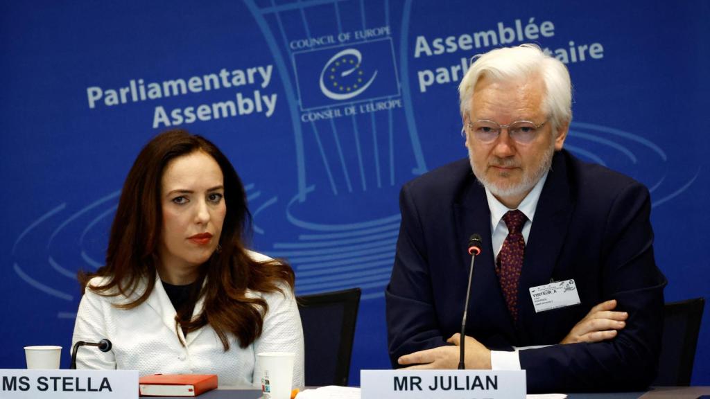 Julian Assange junto a su mujer Stella Assange, este martes en Estrasburgo.