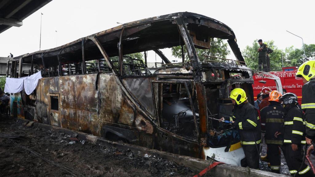 Imagen del autobús escolar incendiado en Bangkok.