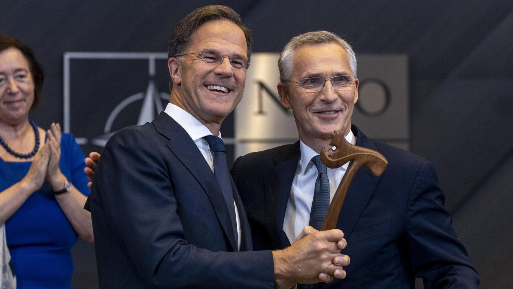 Jens Stoltenberg entrega a Mark Rutte el mazo para poner orden en las reuniones de la OTAN