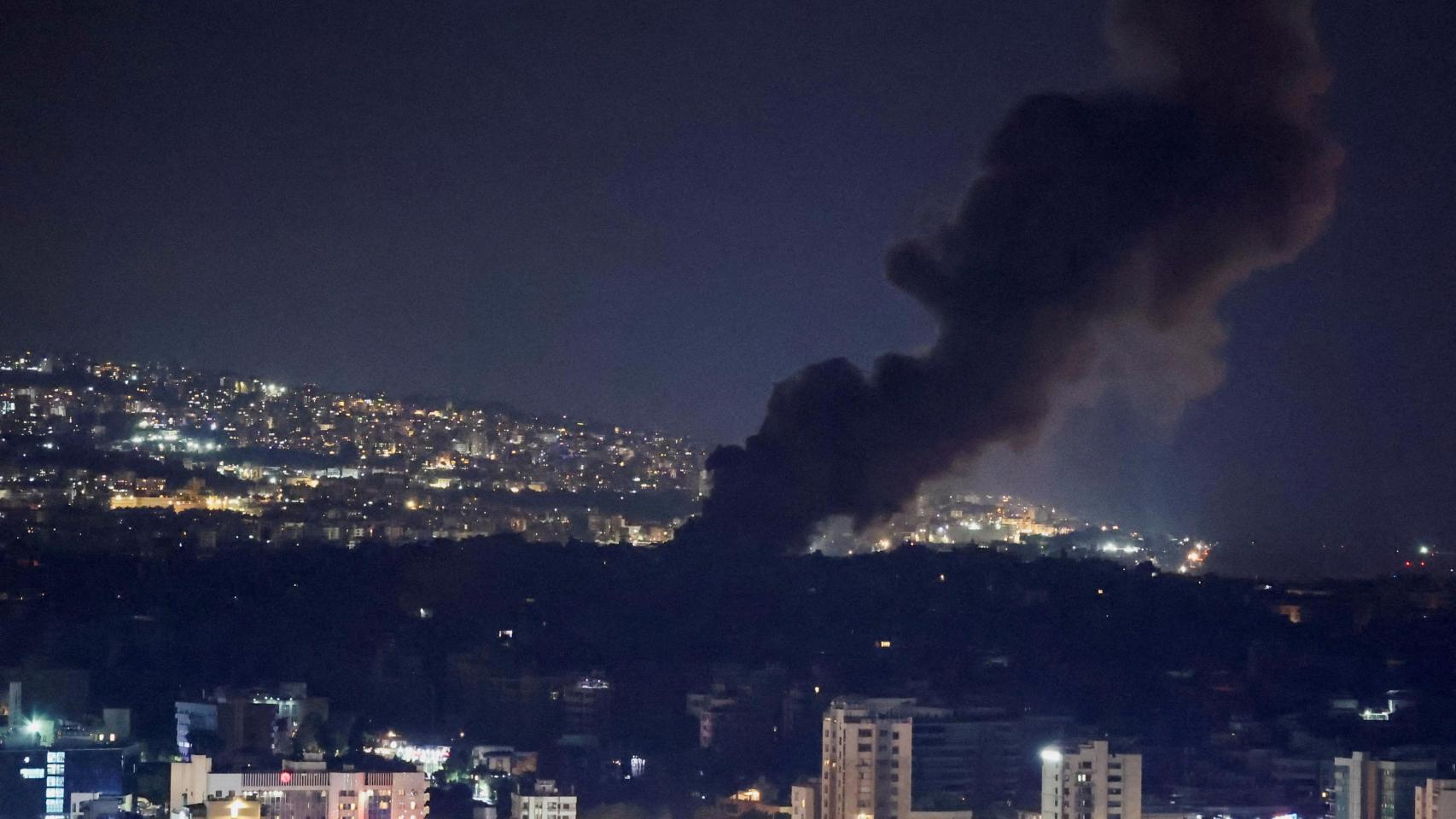 Una columna de humo sobre Beirut tras un ataque israelí.