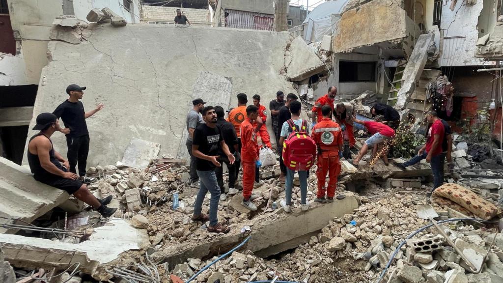 Trabajadores de emergencias buscan supervivientes entre los escombros en Ain al-Hilweh, cerca de la ciudad de Sidon.