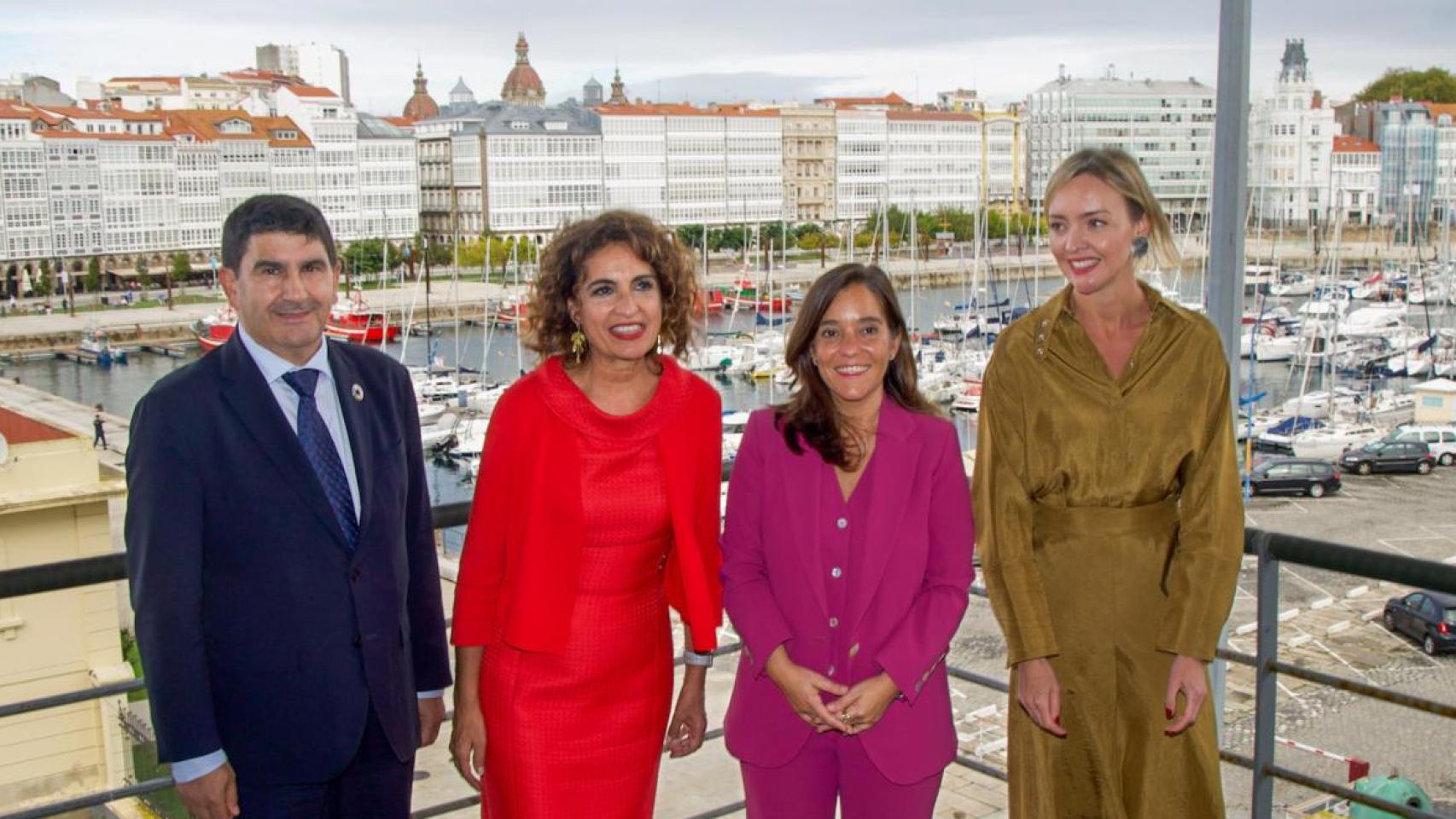 El delegado del Gobierno, Pedro Blanco; la ministra María Jesús Montero; la alcaldesa, Inés Rey; y la conselleira, Fabiola García.