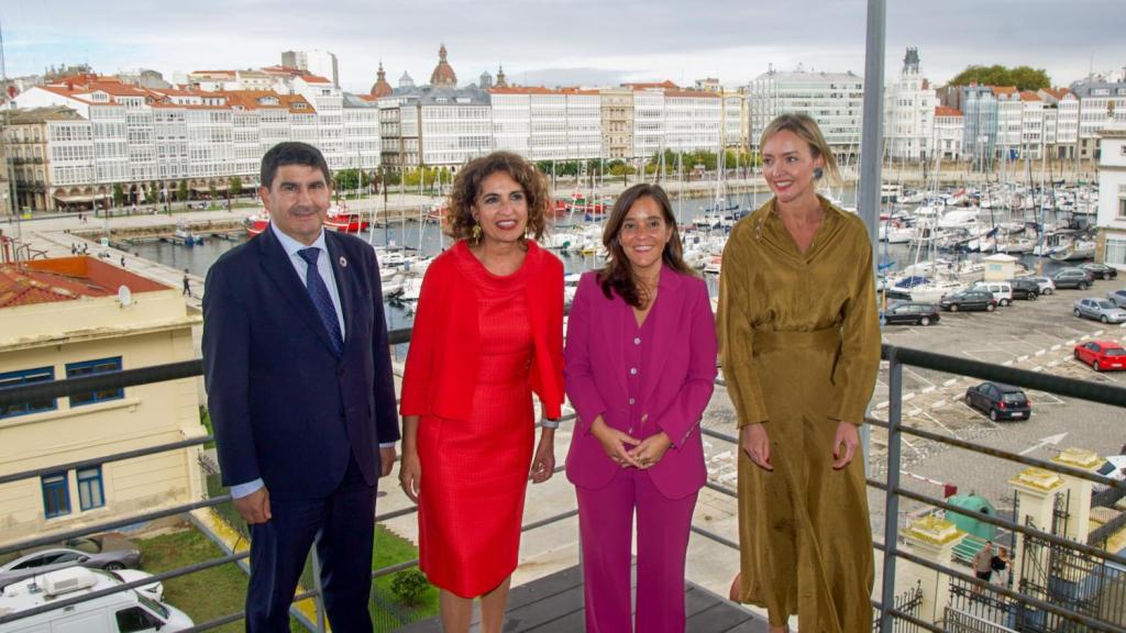 El delegado del Gobierno, Pedro Blanco; la ministra María Jesús Montero; la alcaldesa, Inés Rey; y la conselleira, Fabiola García.