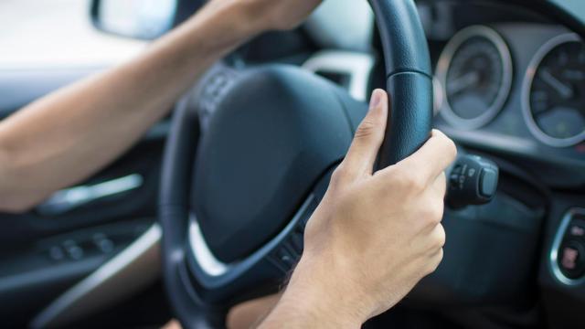 Una persona al volante de un coche