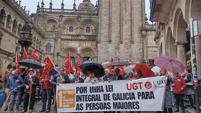 Decenas de pensionistas se manifiestan en Santiago.