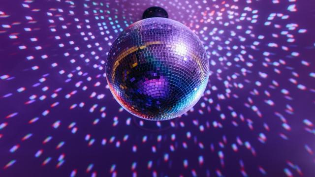 Bola de discoteca en una fiesta.