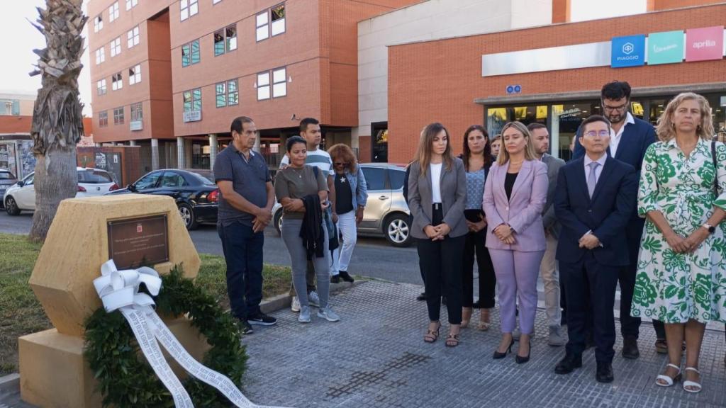 Los cuatro familiares de los 13 fallecidos en el incendio de las discotecas de Atalayas, este martes, separados de la Corporación municipal de Murcia, durante el acto de homenaje en el primer aniversario de la tragedia.