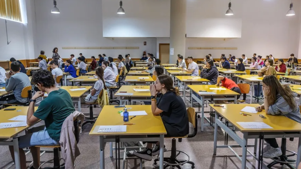 Alumnos realizando un examen de Selectividad.