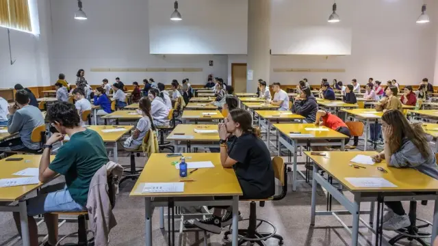 Estudiantes esperando a hacer la PAU