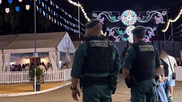 Dos agentes de la Guardia Civil en la Feria de La Algaba.