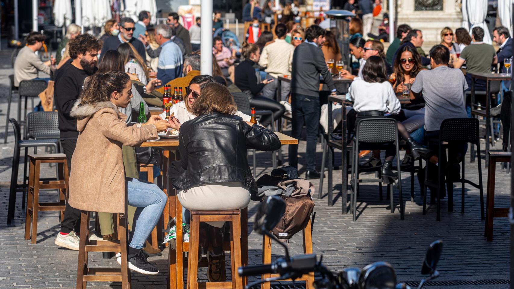 Ambiente en la Plaza del Salvador de Sevilla.