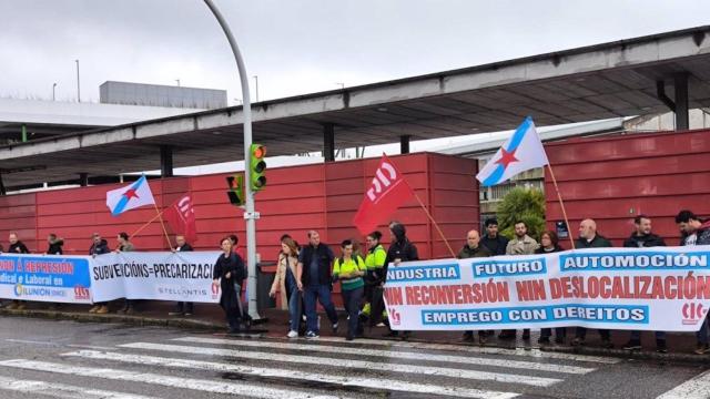 Concentración convocada por la CIG en defensa del sector de la automoción, a las puertas de Stellantis en Vigo, a 1 de octubre de 2024