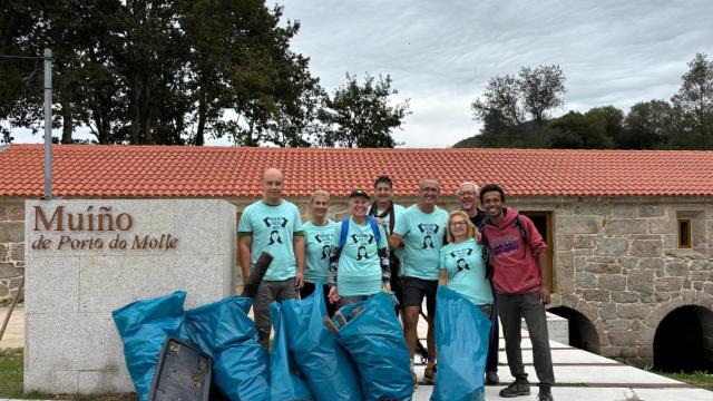 Voluntarios medioambientales en Nigrán.