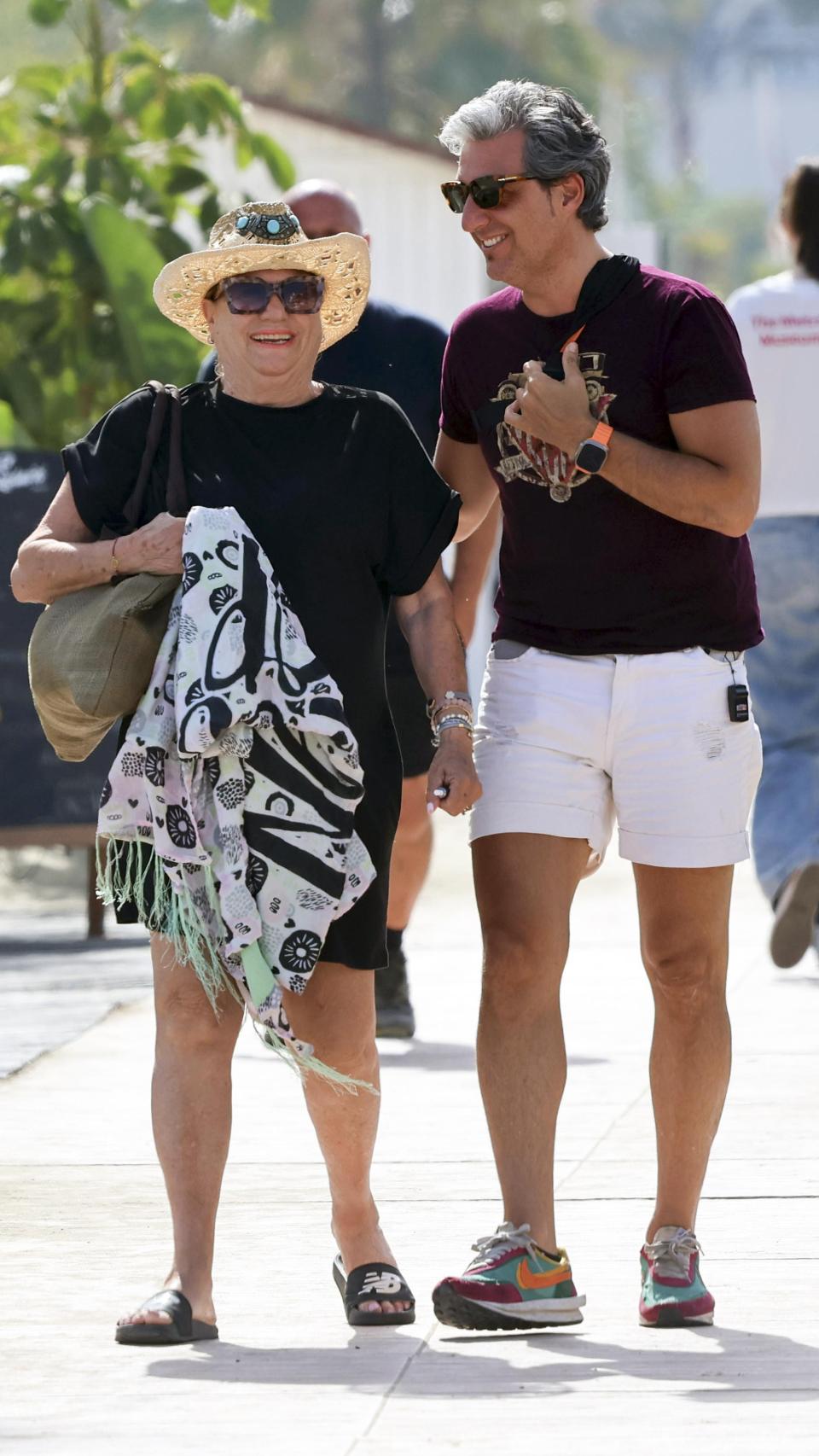 Mayte Zaldívar y Fernando Marcos, paseando por Marbella, hace unos meses.