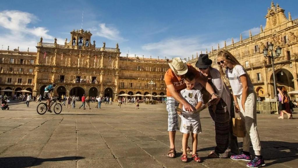 turistas plaza mayor salamanca