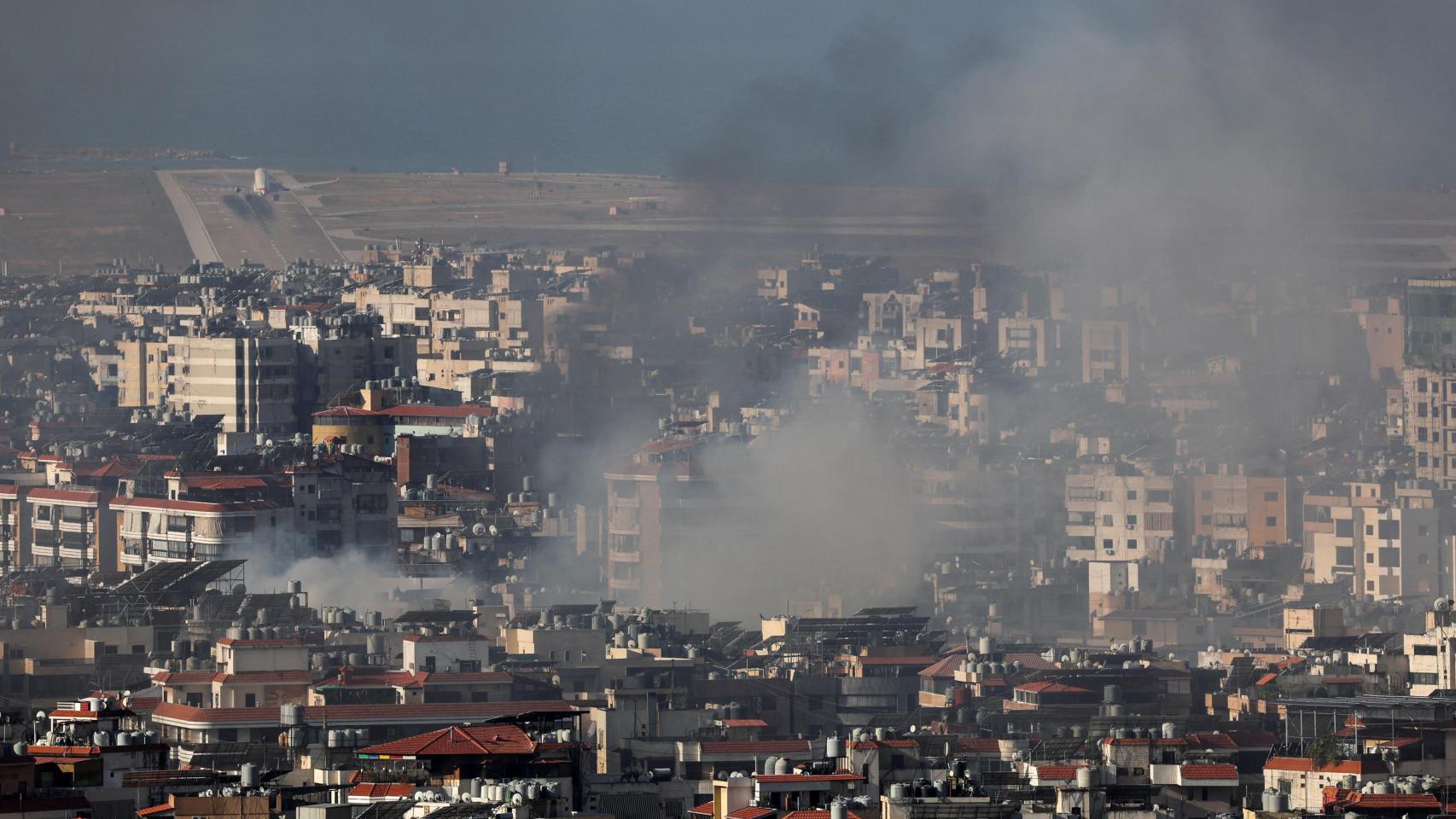 Columnas de humo en Beirut este miércoles 2 de octubre tras los bombardeos de Israel.