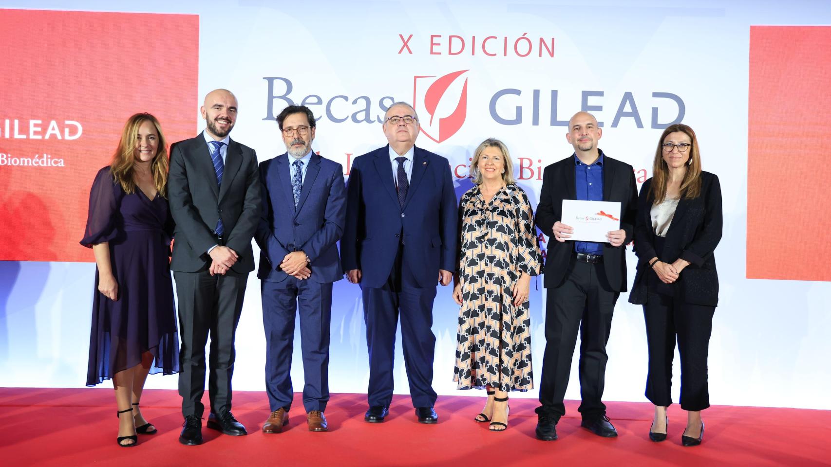 El consejero de Sanidad, Alejandro Vázquez, junto a los becados de Castilla y León