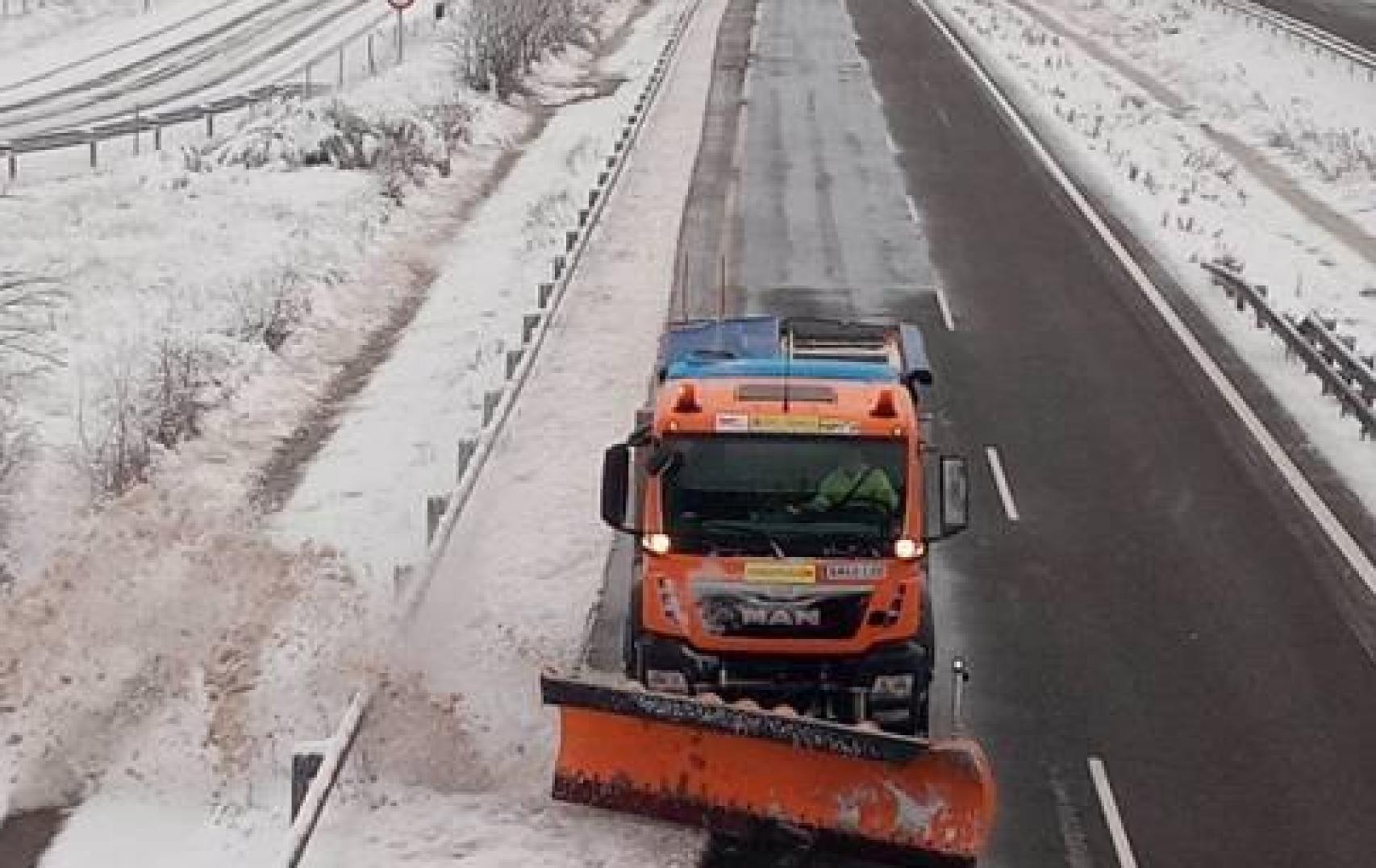 Máquinta quitanieves en una carretera de titularidad estatal en Salamanca