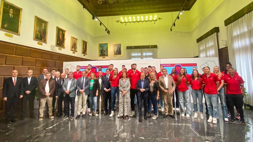 Foto de familia en el Ayuntamiento de Zaragoza.