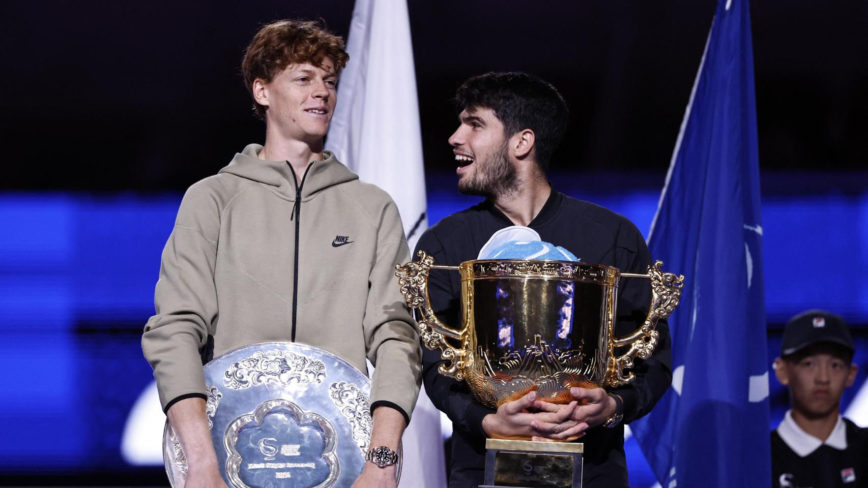 Carlos Alcaraz celebra su título del Open de China junto a Sinner, subcampeón