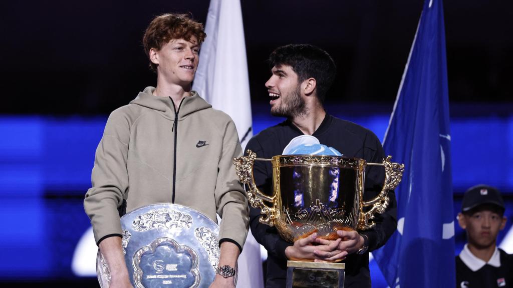 Carlos Alcaraz celebra su título del Open de China junto a Sinner, subcampeón