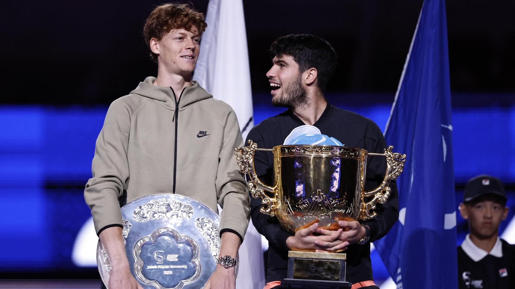 Carlos Alcaraz celebra su título del Open de China junto a Sinner, subcampeón