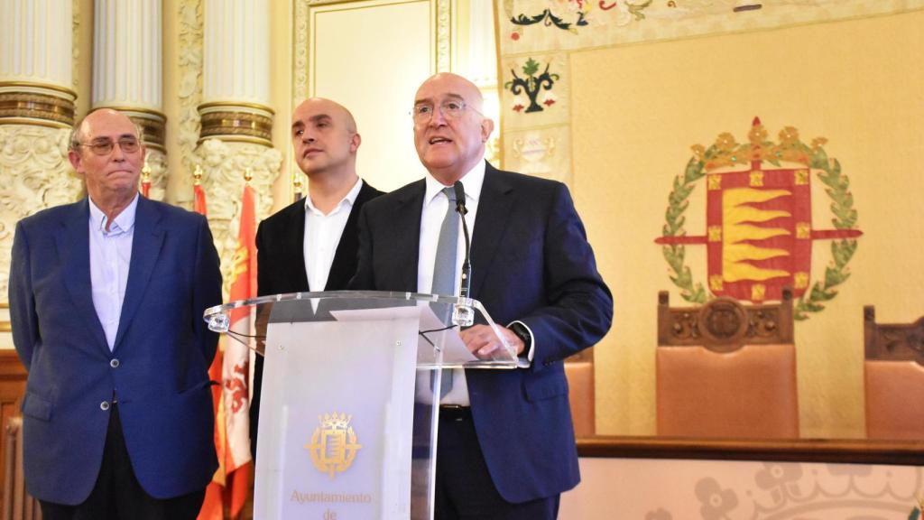 Pedro Manuel Vizeu, Juan Ayres y Jesús Julio Carnero  durante la presentación del informe de Eficia