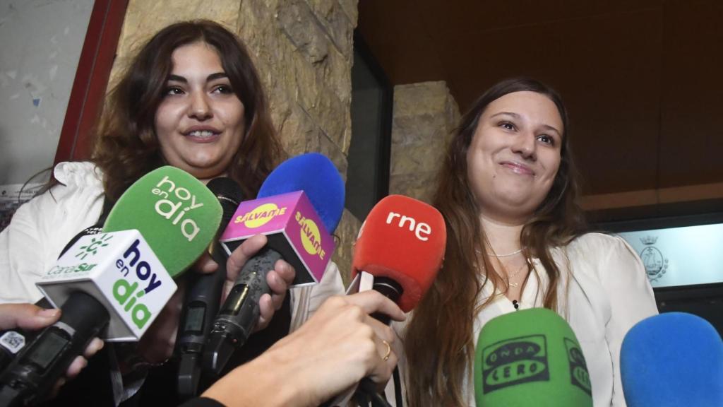 Andrea y Lola, atendiendo a los medios de comunicación tras el deceso de su padre.