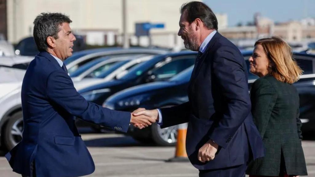 Carlos Mazón y Óscar Puente en el Puerto de Valencia, en una imagen de archivo. Efe / Biel Aliño